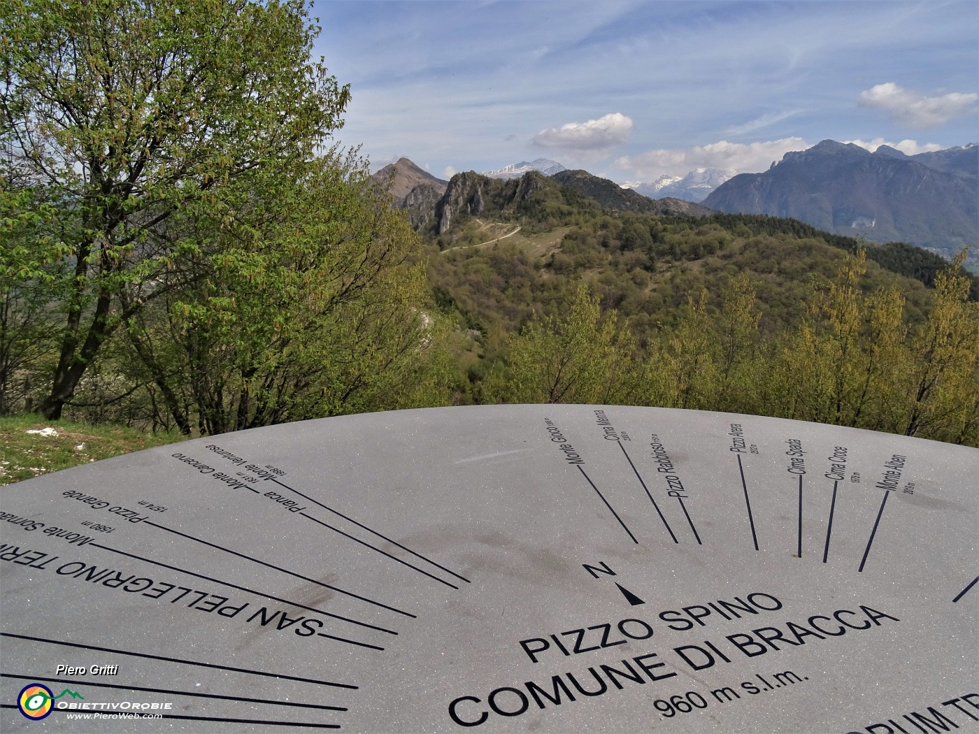 53 Alla piastra di orientamento montagne in vetta al Pizzo di Spino (958 m).JPG